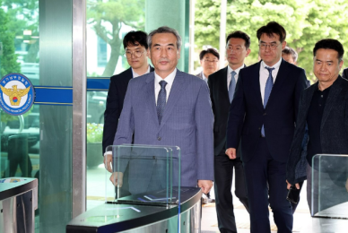 속도 가장 빠른 김건희 특검...공식석상 나선 뒤 법무부·공수처 면담